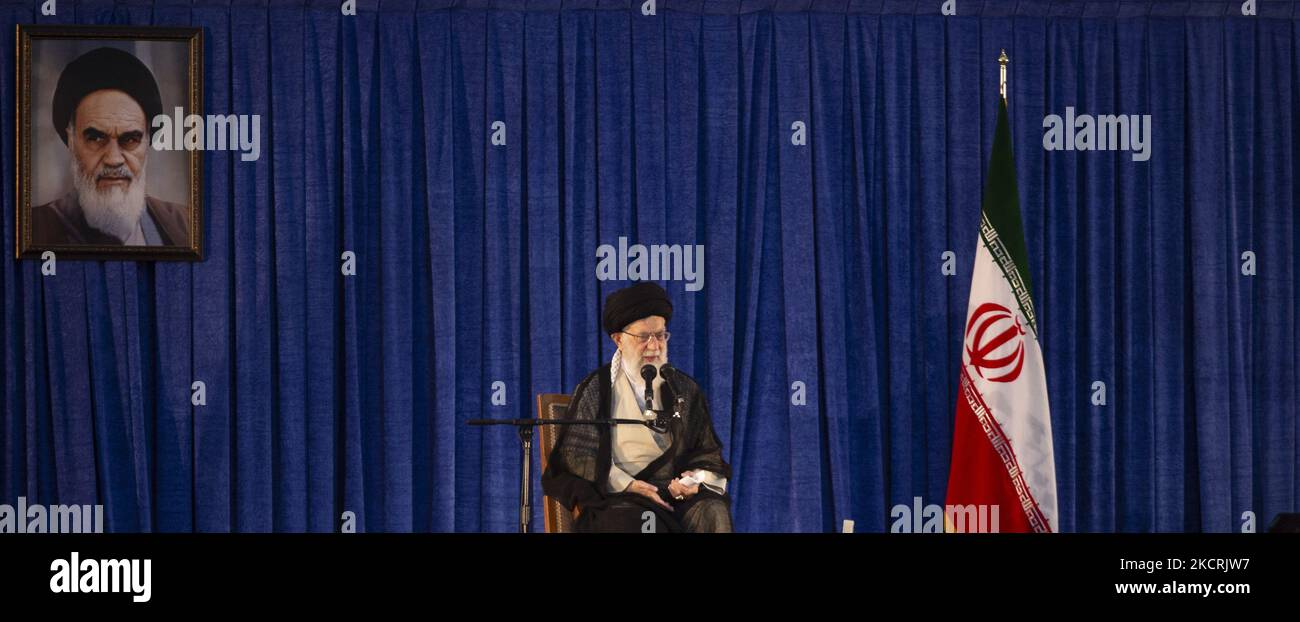 Der oberste Führer des Iran, Ayatollah Ali Khamenei, spricht für seine Anhänger während einer Zeremonie anlässlich des Todestages des verstorbenen iranischen Führers Ayatollah Ruhollah Khomeini am Grab von Khomeini auf dem Friedhof Behesht-Zahra in Teheran, am 4. Juni 2018. Teheran. (Foto von Morteza Nikoubazl/NurPhoto) Stockfoto