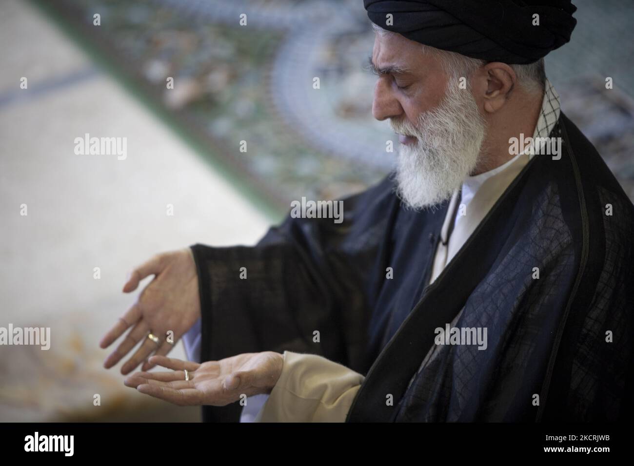 Der oberste Führer des Iran, Ayatollah Ali Khamenei, betet am 14. September 2007 in der Universität von Teheran während der Freitagsgebete. Teheran. (Foto von Morteza Nikoubazl/NurPhoto) Stockfoto