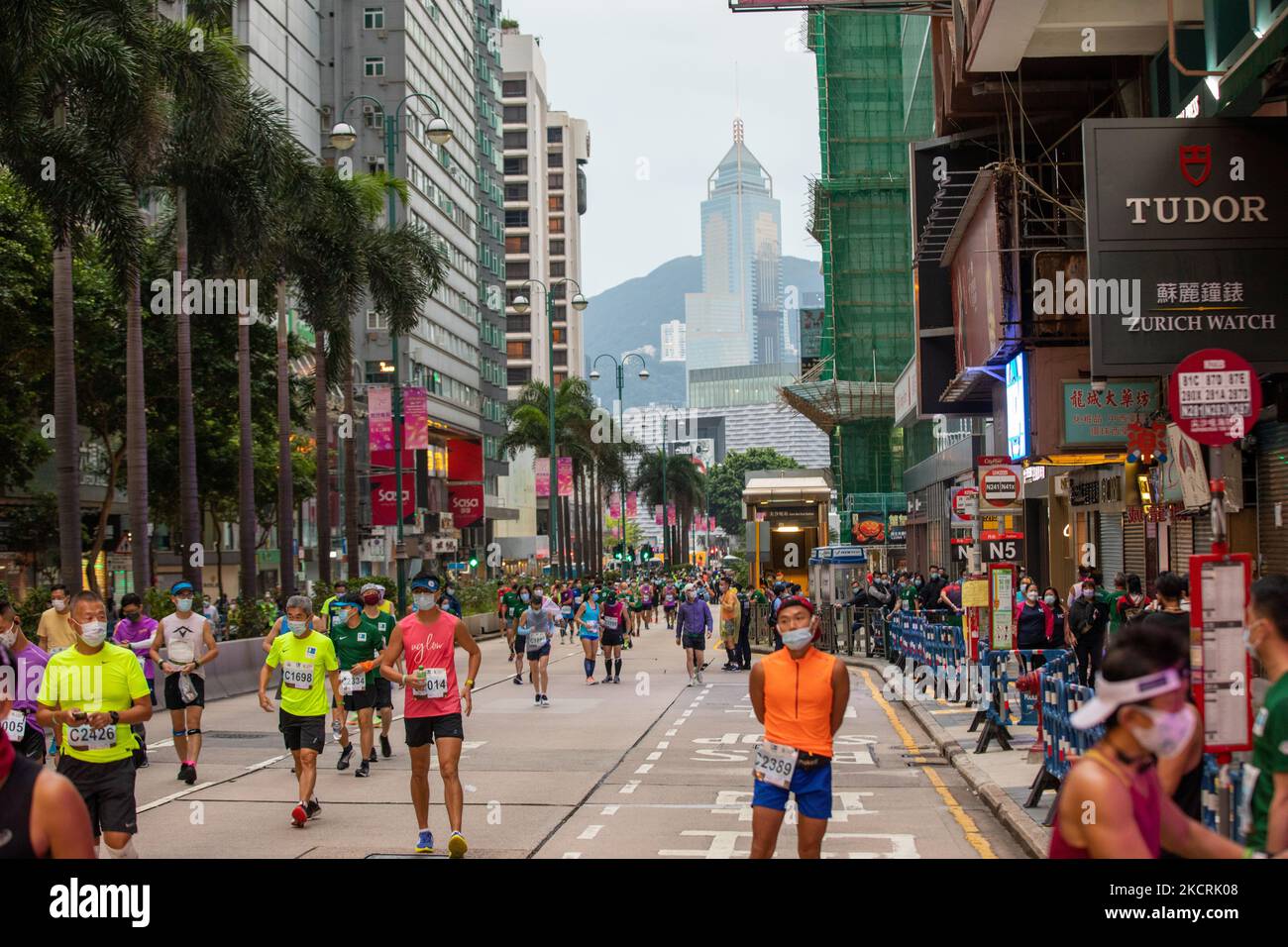 Hongkong S.A.R. Läufer am Start des Hong Kong Marathon 2021. Der Hong Kong Marathon 2021 ist das erste große Sportereignis in der SAR seit Beginn der Pandemie. (Foto von Simon Jankowski/NurPhoto) Stockfoto