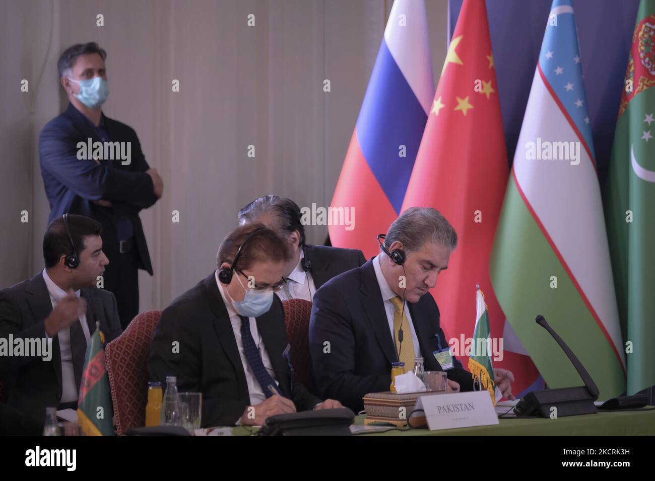 Pakistans Außenminister Shah Mehmood Qureshi (R) nimmt am 27. Oktober 2021 am zweiten Treffen der Außenminister Afghanistans Nachbarländer in Teheran Teil. (Foto von Morteza Nikoubazl/NurPhoto) Stockfoto