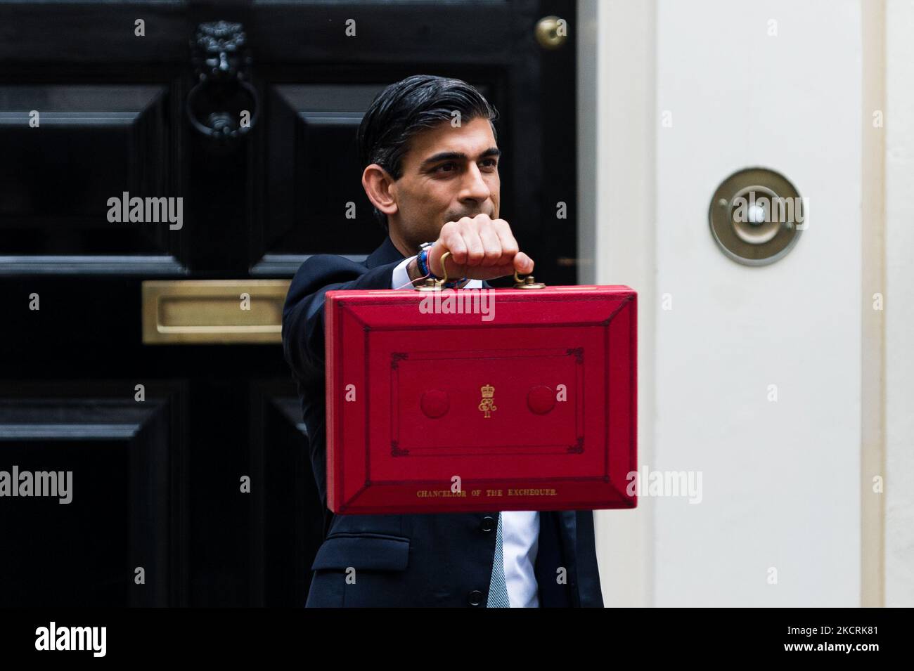 Der Schatzkanzler Rishi Sunak hält die Haushaltsbox, als er sich zur Bereitstellung des Jahresbudgets aufmacht, in der Downing Street 11 in London, Großbritannien, am 27. Oktober 2021. In seiner Erklärung vor dem Unterhaus wird Herr Sunak ein Ende des Einfrierens der Gehälter des öffentlichen Sektors und eine Erhöhung des nationalen Mindestlohns verkünden. (Foto von Maciek Musialek/NurPhoto) Stockfoto