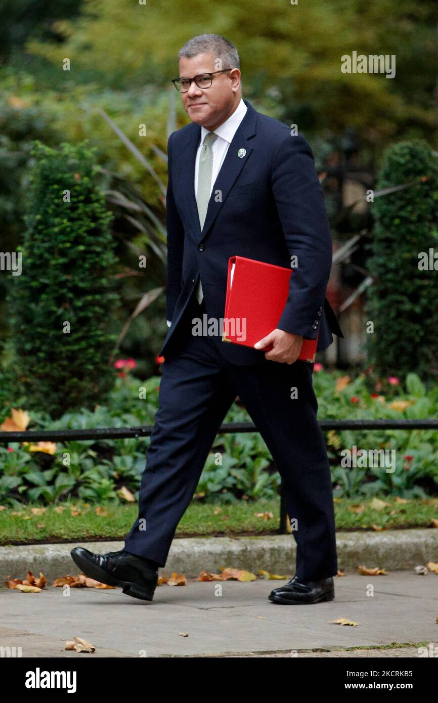 Der Präsident der UN-Klimakonferenz 26. (COP26) Alok Sharma, Abgeordneter der Konservativen Partei für Reading West, kommt am 27. Oktober 2021 zu einer Kabinettssitzung in der Downing Street 10 in London, England, an. Der britische Schatzkanzler Rishi Sunak stellt heute den Abgeordneten im Unterhaus seinen Haushalt für das Jahr vor. (Foto von David Cliff/NurPhoto) Stockfoto