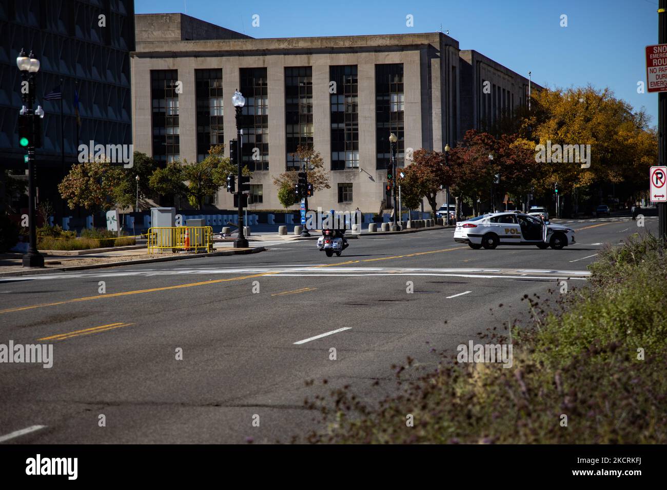 Behörden reagieren auf Meldungen eines verdächtigen Pakets am 27. Oktober 2021 beim Gesundheitsministerium in der Nähe des US-Kapitols in Washington, D.C. (Foto: Bryan Olin Dozier/NurPhoto) Stockfoto