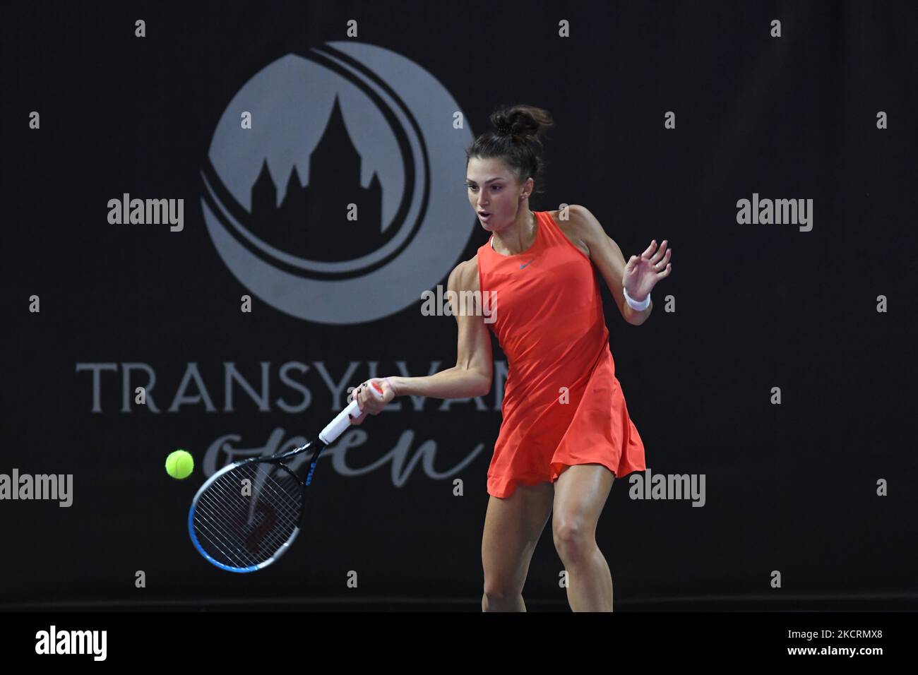 Jaquelin Cristian erhält den Ball während ihres Spiels gegen Ajla Tomljanovic am fünften Tag der WTA 250 Transylvania Open Tour in der BT Arena, Cluj-Napoca 27. Oktober 2021 (Foto: Flaviu Buboi/NurPhoto) Stockfoto