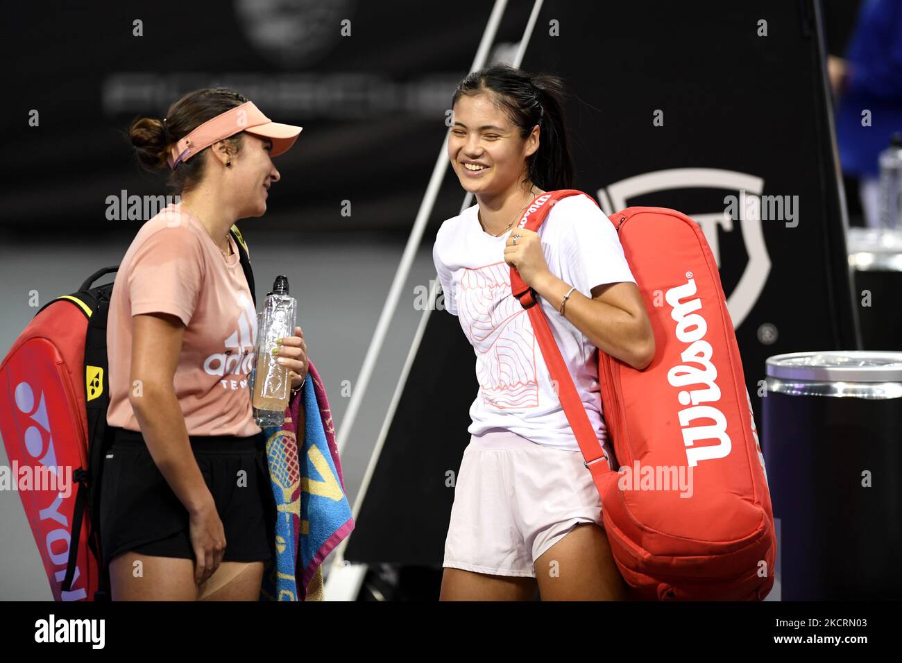 Emma Raducanu und Gabriela Ruse am Ende ihres ersten offiziellen Trainings für die WTA 250 Transylvania Open Tour in der BT Arena, Cluj-Napoca 24. Oktober 2021 (Foto: Flaviu Buboi/NurPhoto) Stockfoto