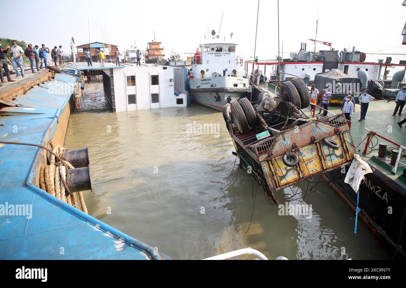 Am Mittwochmorgen in Manikganj, Bangladesch, am 27. Oktober 2021, sinkt eine Fähre im Fluss Padma mit einigen Transporten an Bord in der Nähe des No Ferry Terminals 5 in Paturia. (Foto von Sony Ramany/NurPhoto) Stockfoto