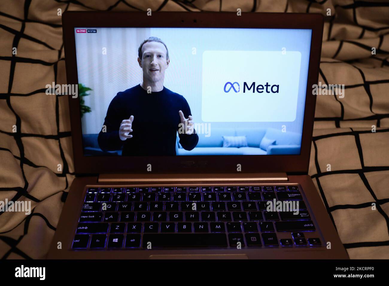 Mark Zuckerberg, der den neuen Namen des Unternehmens ankündigt, und das Meta-Logo werden während des Facebook Connect Livestreams auf einem Laptop-Bildschirm in dieser Illustration gezeigt, die am 28. Oktober 2021 in Krakau, Polen, aufgenommen wurde. Mark Zuckerberg gab während der Facebook Connect-Veranstaltung bekannt, dass der neue Name des Facebook-Unternehmens Meta sein wird (Foto: Jakub Porzycki/NurPhoto) Stockfoto