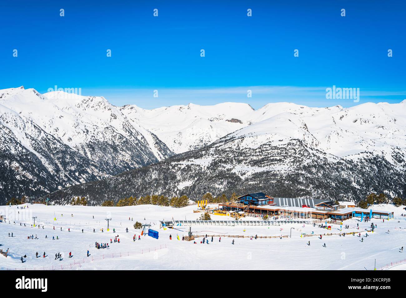 Menschen, Familien, Skifahrer und Snowboarder entspannen und Spaß haben im Winter in Soldeu Skilifte Cross Center, Grandvalira, Andorra, Pyrenäen Stockfoto