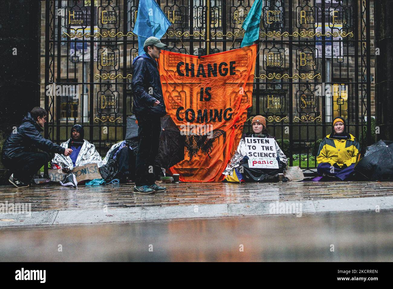 Vier Aktivisten der Extinction Rebellion Glasgow University sperren sich am 29. Oktober 2021 in Glasgow, Schottland, am Memorial Gate der University of Glasgow ein. Die Aktivisten fordern den Vizekanzler der Universität, Anton Muscatelli, auf, die Universität zur Umsetzung des UofG Green New Deal zu verpflichten, einschließlich aller sechzig Forderungen, die die angeblich unzähligen ökologisch zerstörerischen Praktiken der Universität beenden würden. (Foto von Ewan Bootman/NurPhoto) Stockfoto