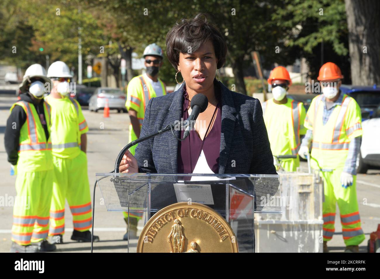 Der Bürgermeister von DC, Muriel Bowser, startet heute am 25. Oktober 2021 im Stadtteil Adams Morgan in Washington DC, USA, die „Back to Basics Week“ mit einem Update über Projekte zur Verbesserung der Sicherheit, die Fußgänger besser schützen werden. (Foto von Lenin Nolly/NurPhoto) Stockfoto