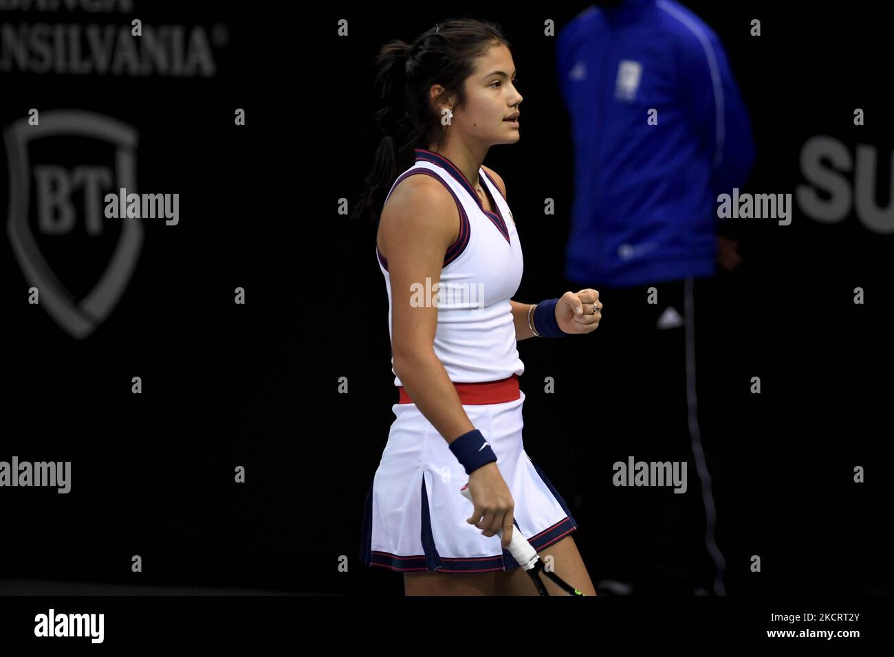Porträt von Emma Raducanu in Aktion - feiert nach dem Tor während ihres Spiels gegen Marta Kostyuk ????? ????????? ?????? Am siebten Tag der Transylvania Open, WTA 250 Tour in der BT Arena Cluj-Napoca, 29. Oktober 2021 (Foto: Flaviu Buboi/NurPhoto) Stockfoto Porträt von Emma Raducanu in Aktion - feiert nach dem Tor während ihres Spiels gegen Marta Kostyuk ????? ????????? ?????? Am siebten Tag der Transylvania Open, WTA 250 Tour in der BT Arena Cluj-Napoca, 29. Oktober 2021 (Foto: Flaviu Buboi/NurPhoto) Stockfoto