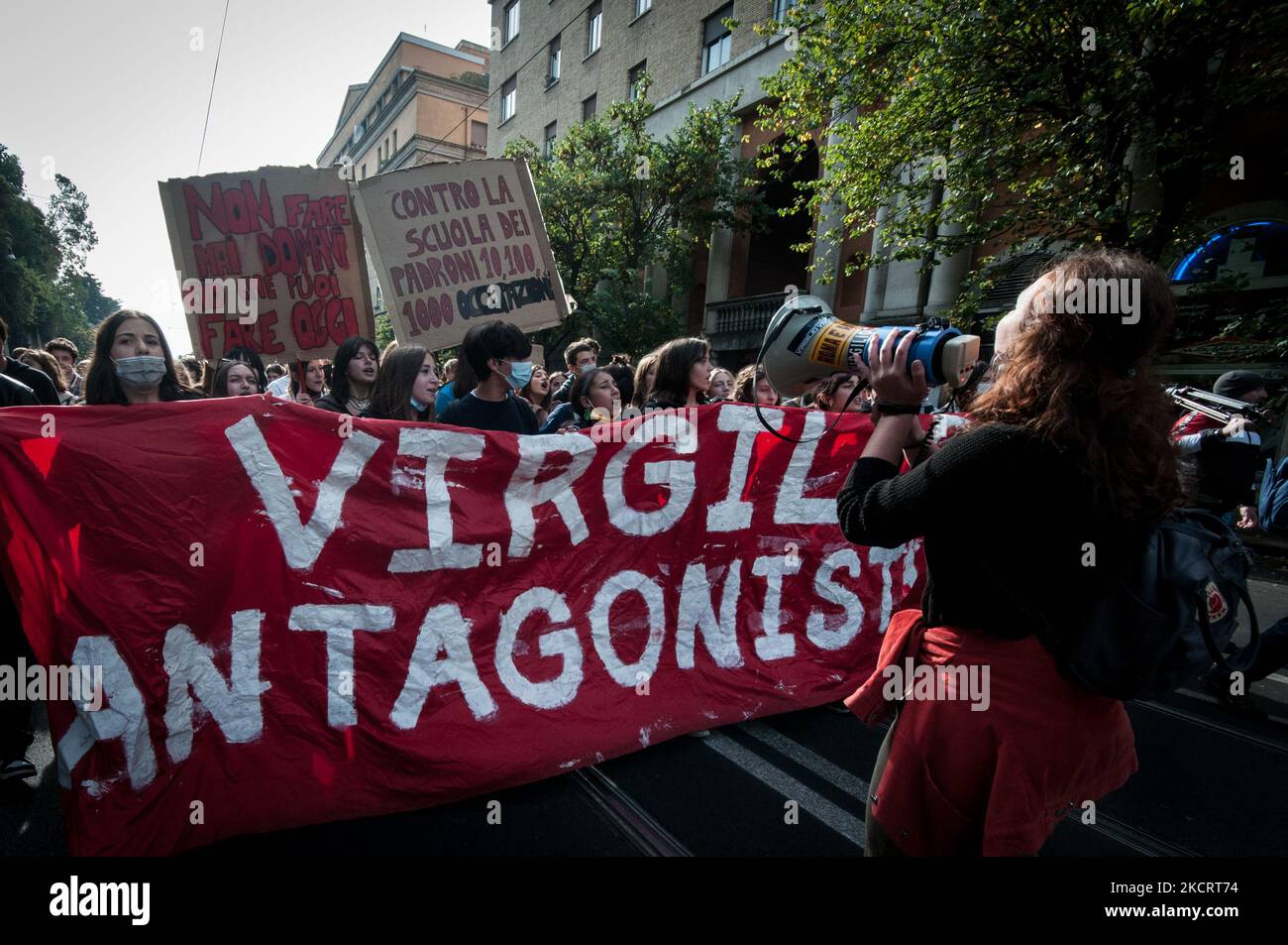 Studenten demonstrieren gegen den Gipfel G20 in Rom, Italien, 29. Oktober 2021. Der Gipfel der Gruppe der zwanzig (G20) Staats- und Regierungschefs findet am 30. Und 31. Oktober 2021 in Rom statt, am 29. Oktober 2021 in Rom, Italien. (Foto von Andrea Ronchini/NurPhoto) Stockfoto