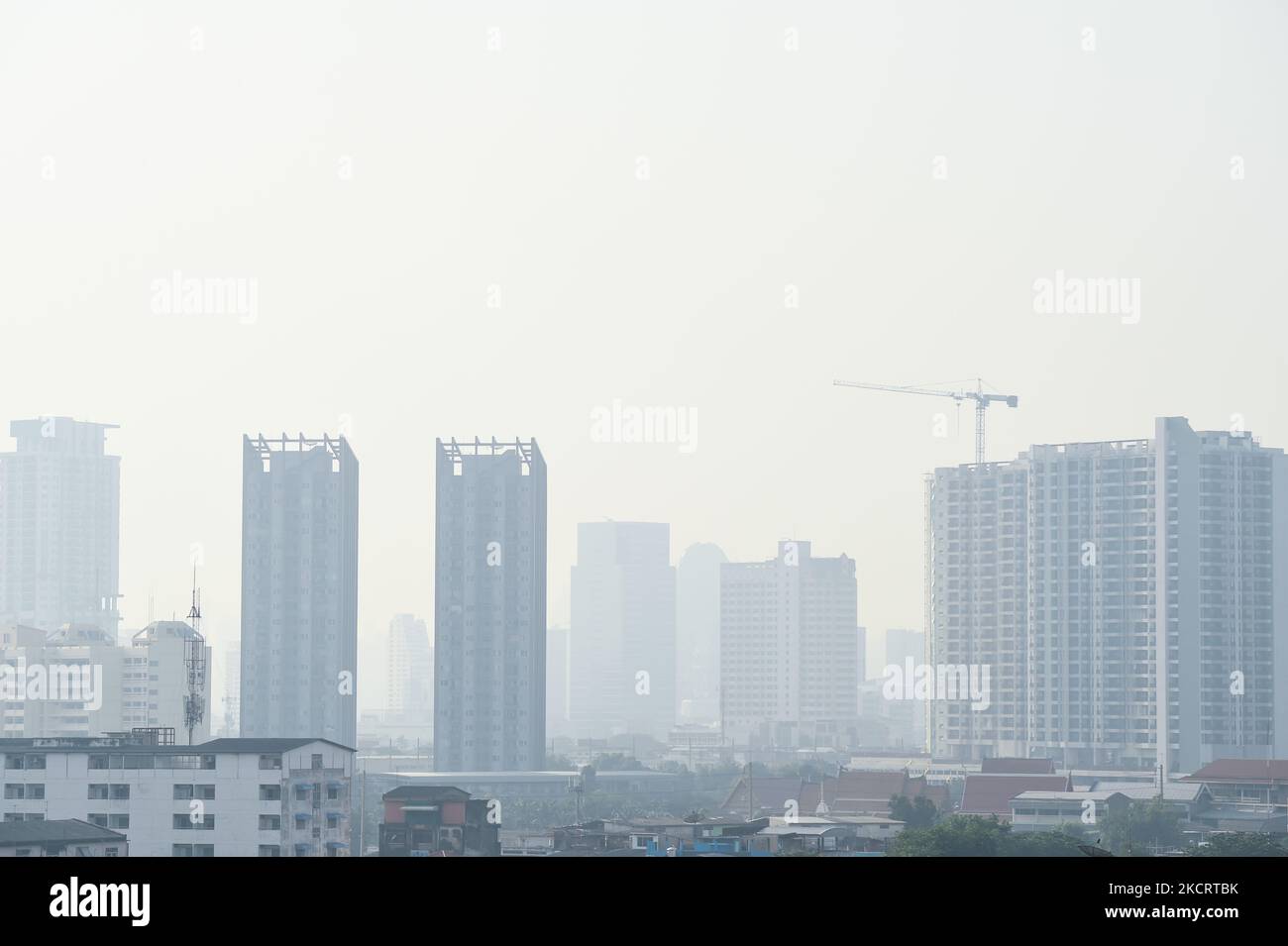 Eine allgemeine Ansicht zeigt Hochhäuser unter rauchigen Bedingungen aufgrund der Luftverschmutzung in Bangkok, Thailand, 30. Oktober 2021. (Foto von Anusak Laowias/NurPhoto) Stockfoto