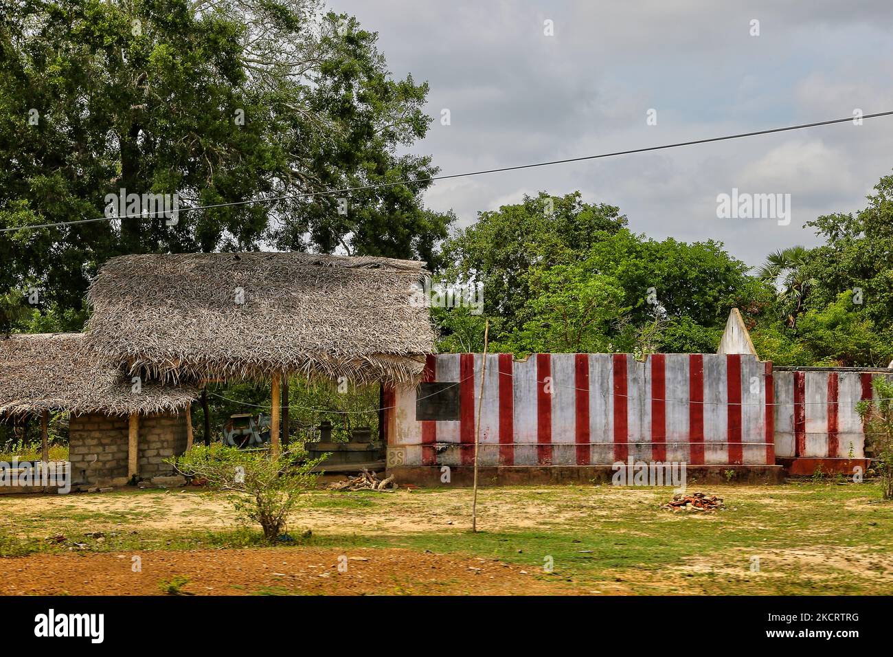 Überreste eines Hindu-Tempels, der während des Bürgerkrieges in Mullaitivu, Sri Lanka, durch Bombenangriffe zerstört wurde. Dies ist nur eine der vielen Erinnerungen an die tiefen Narben, die während des 26-jährigen Bürgerkrieges zwischen der srilankischen Armee und der LTTE (Liberation Tigers of Tamil Eelam) entstanden sind. Die Vereinten Nationen schätzen, dass während des Krieges etwa 40.000 Menschen getötet wurden. (Foto von Creative Touch Imaging Ltd./NurPhoto) Stockfoto