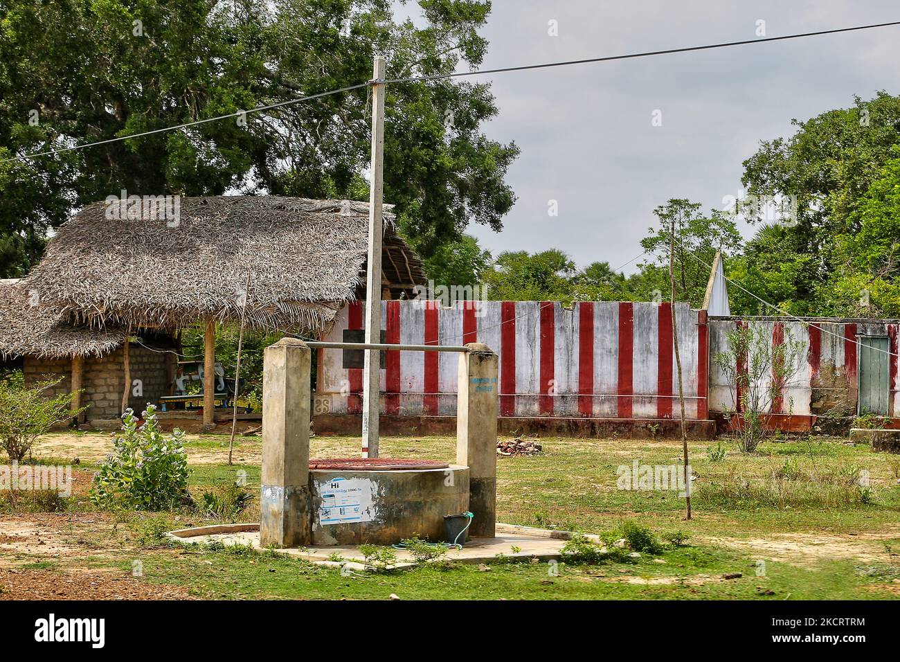 Überreste eines Hindu-Tempels, der während des Bürgerkrieges in Mullaitivu, Sri Lanka, durch Bombenangriffe zerstört wurde. Dies ist nur eine der vielen Erinnerungen an die tiefen Narben, die während des 26-jährigen Bürgerkrieges zwischen der srilankischen Armee und der LTTE (Liberation Tigers of Tamil Eelam) entstanden sind. Die Vereinten Nationen schätzen, dass während des Krieges etwa 40.000 Menschen getötet wurden. (Foto von Creative Touch Imaging Ltd./NurPhoto) Stockfoto