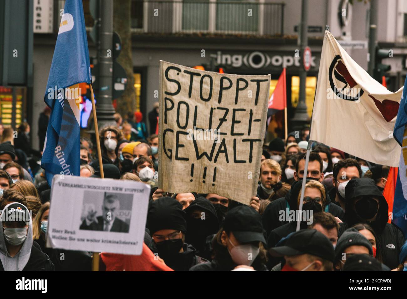 Das Zeichen „ STOP Police Violence “ wird während des Protestes gegen das Versammlungsgesetz von NRW am 30. Oktober 2021 in Köln als neues Versammlungsgesetz von NRW als eine Regelung zur Einschränkung der freien Versammlung und Meinungsfreiheit gesehen. (Foto von Ying Tang/NurPhoto) Stockfoto