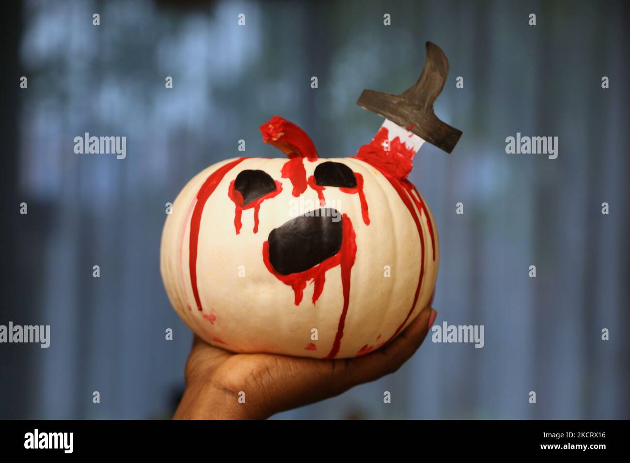 Die Frau hält einen dekorierten Kürbis am Tag vor Halloween in Toronto, Ontario, Kanada. Am 30. Oktober 2021. (Foto von Creative Touch Imaging Ltd./NurPhoto) Stockfoto