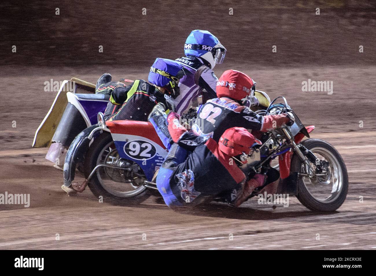 Paul Whitelam und Richard Webb (Red) versuchen sich am Samstag, dem 30.. Oktober 2021, während des Manchester Masters Sidecar Speedway und Flat Track Racing im National Speedway Stadium, Manchester, an Simon Beaney und Sam Heath (Blue) zu vorbeidrängen. (Phobo von Ian Charles/MI News/NurPhoto) Stockfoto