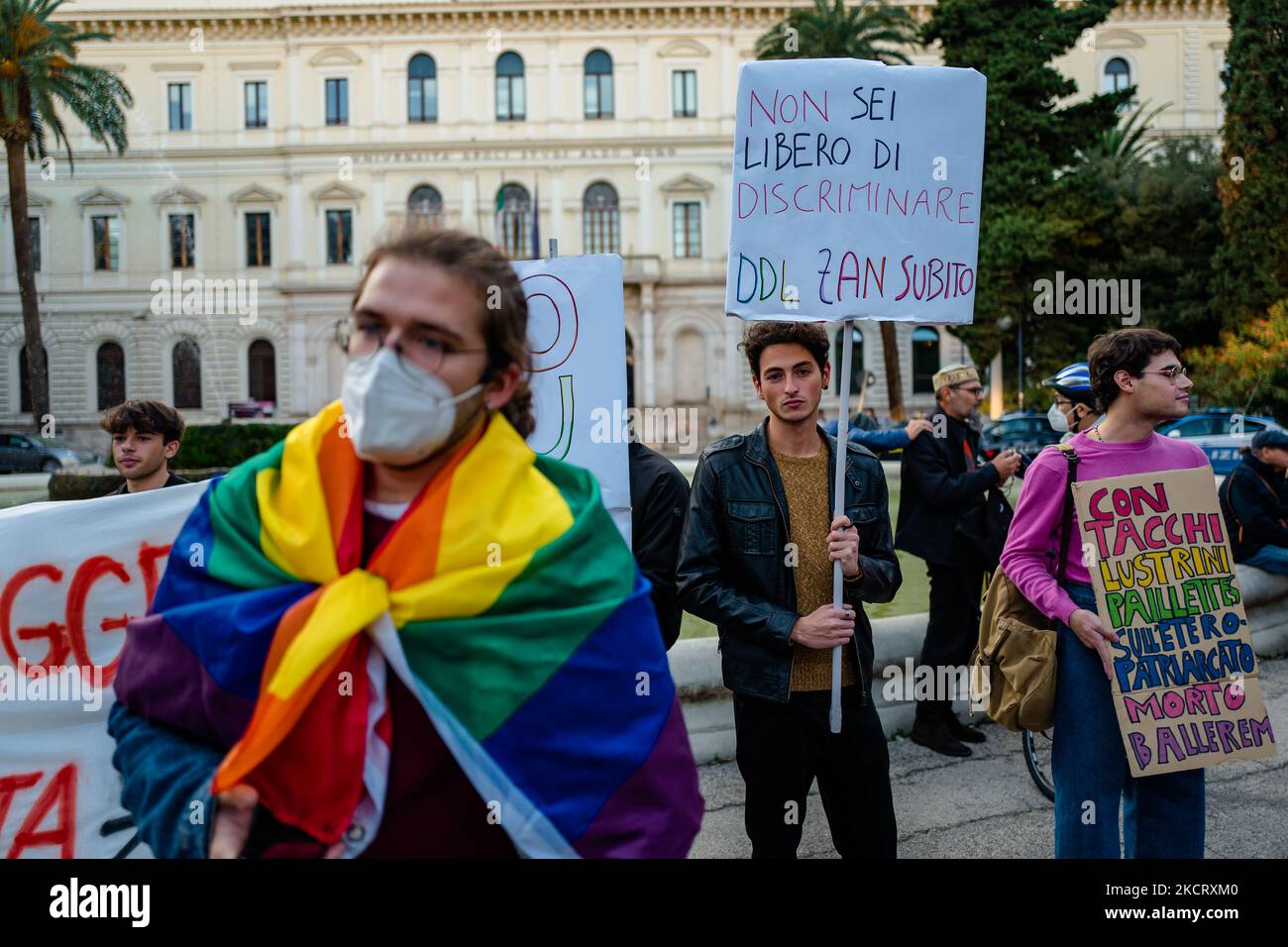 Protestierende in Bari auf der Piazza Umberto I zeigen ein Schild nach der Abschaffung der DDL ZAN am 30. Oktober 2021. Der Protest nach der Beendigung des Gesetzes gegen Homotransphobie eine Woche nach dem Stolz kehrt die LGBTQI + World in Bari zur gleichen Zeit wie 43 andere Plätze in Italien auf die Straße zurück, um gegen die Beendigung des Zan-Gesetzes zu protestieren. Auf der Piazza Umberto, im Zentrum von Bari vor dem Hauptsitz der Universität, gingen mehr als 500 mit Regenbogenfahnen auf den Platz (Foto: Davide Pischettola/NurPhoto) Stockfoto