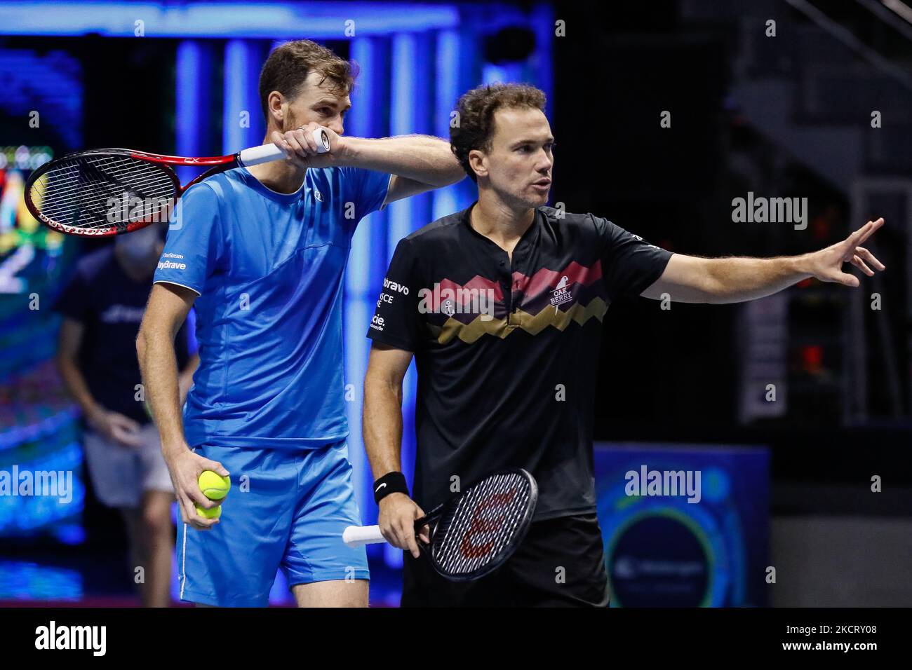 Jamie Murray aus Großbritannien und Bruno Soares aus Brasilien beim Doppel-Finale der Männer beim ATP 250 St. Petersburg Open 2021 International Tennis Tournament gegen Andrey Golubev aus Kasachstan und Hugo Nys aus Monaco am 31. Oktober 2021 in der Sibur Arena in Sankt Petersburg, Russland. (Foto von Mike Kireev/NurPhoto) Stockfoto