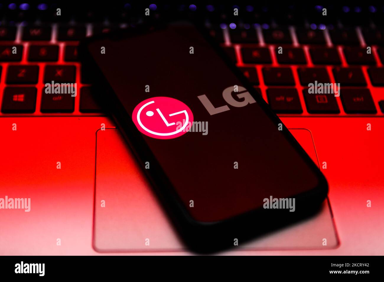 Das LG-Logo, das auf einem Telefonbildschirm und einer Laptop-Tastatur angezeigt wird, ist auf diesem Bild zu sehen, das am 30. Oktober 2021 in Krakau, Polen, aufgenommen wurde. (Foto von Jakub Porzycki/NurPhoto) Stockfoto
