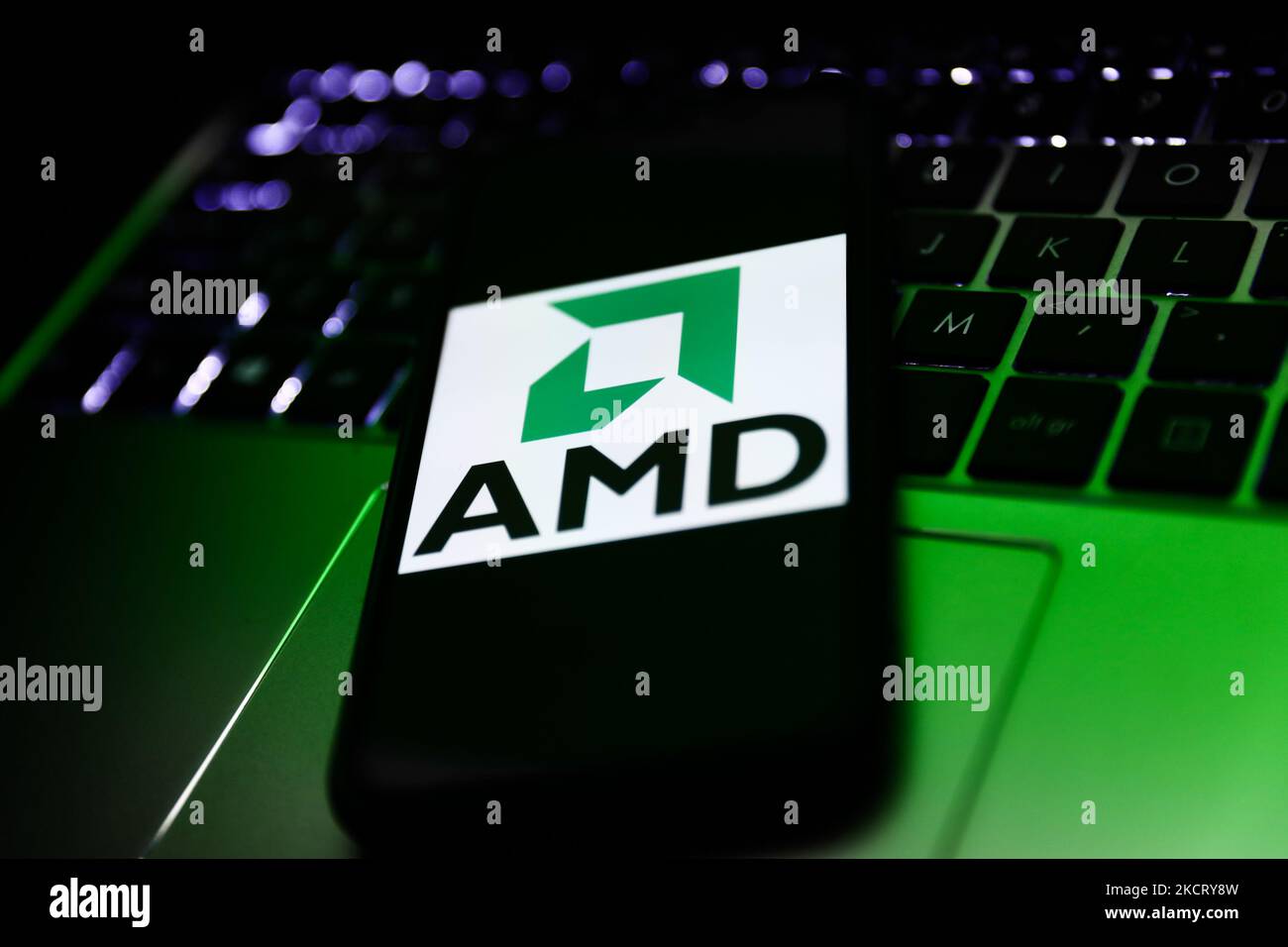 Das AMD-Logo, das auf einem Telefonbildschirm und einer Laptop-Tastatur angezeigt wird, ist auf diesem Bild zu sehen, das am 30. Oktober 2021 in Krakau, Polen, aufgenommen wurde. (Foto von Jakub Porzycki/NurPhoto) Stockfoto
