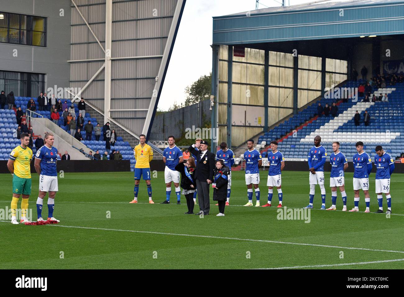 Oldham Athletic erinnert sich während des Sky Bet League 2-Spiels zwischen Oldham Athletic und Swindon Town im Boundary Park, Oldham, am Samstag, den 30.. Oktober 2021. (Foto von Eddie Garvey/MI News/NurPhoto) Stockfoto