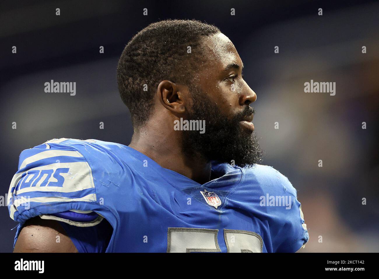 Der Detroit Lions Outside Linebacker Charles Harris (53) geht am Sonntag, den 31. Oktober 2021, beim Abschluss eines NFL-Fußballspiels zwischen den Detroit Lions und den Philadelphia Eagles in Detroit, Michigan, USA, vom Spielfeld. (Foto von Amy Lemus/NurPhoto) Stockfoto