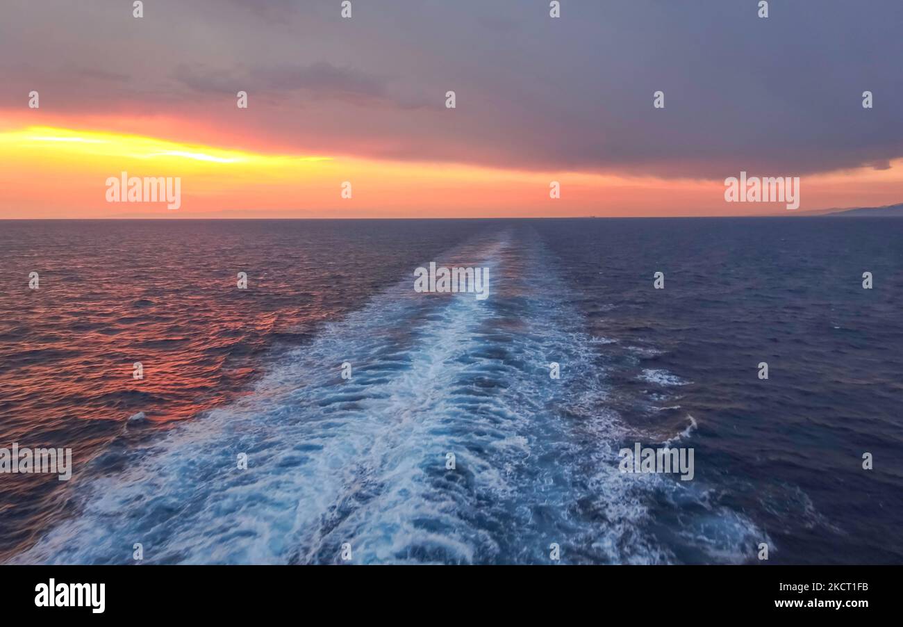 Sonnenuntergang im Gefolge eines Kreuzschiffs. Stockfoto