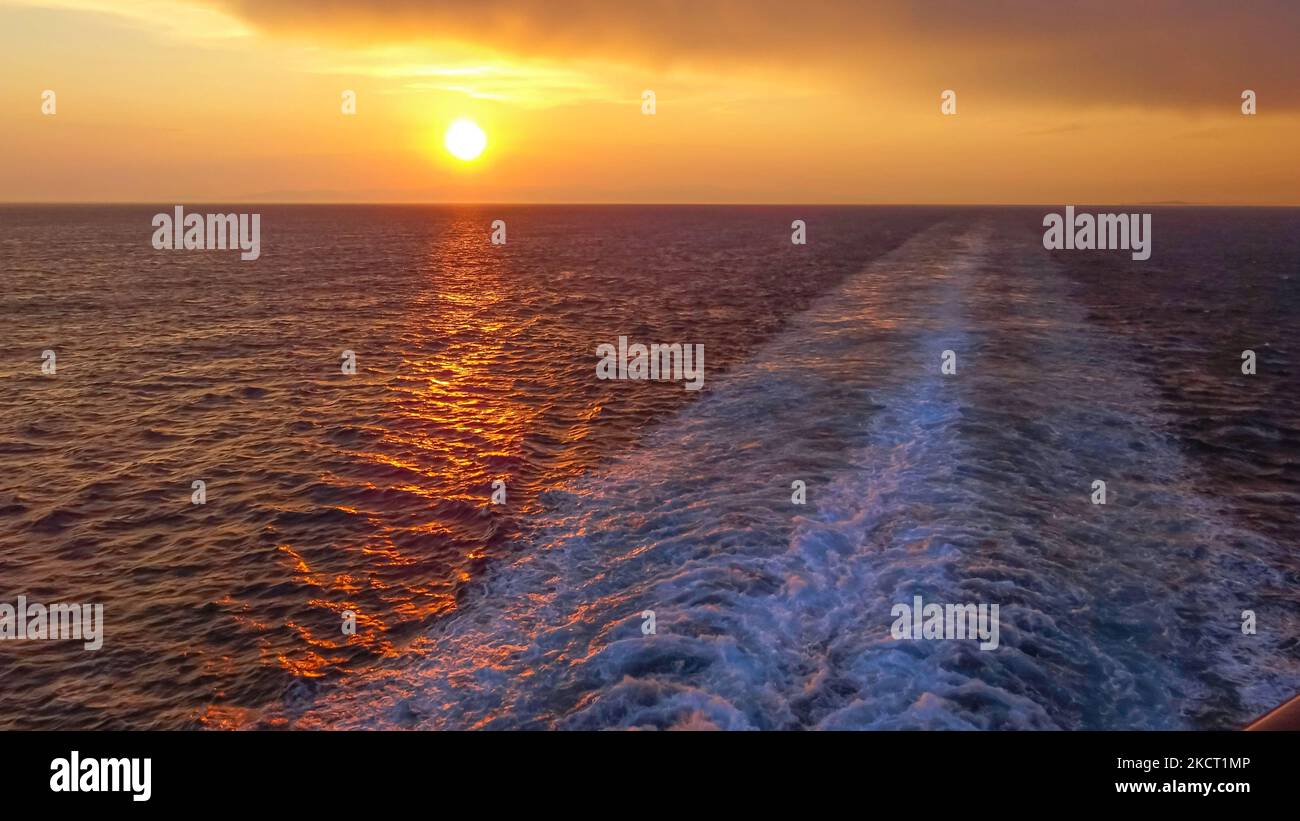 Sonnenuntergang im Gefolge eines Kreuzschiffs. Stockfoto