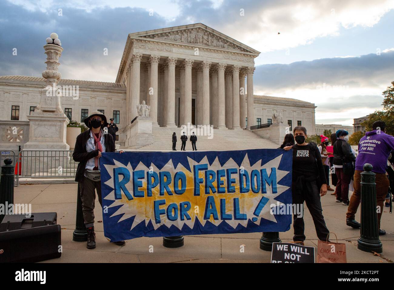 Zu den vielen Gruppen, die am Tag der Anhörung von Argumenten über das Abtreibungsverbot in Texas Kundgebungen vor dem Obersten Gerichtshof abhalten, gehören Wahldemonstranten. In den Vereinigten Staaten von Amerika gegen Texas wird das Justizministerium argumentieren, dass das texanische Gesetz, das Abtreibungen nach 6 Wochen verbietet, verfassungswidrig ist. (Foto von Allison Bailey/NurPhoto) Stockfoto