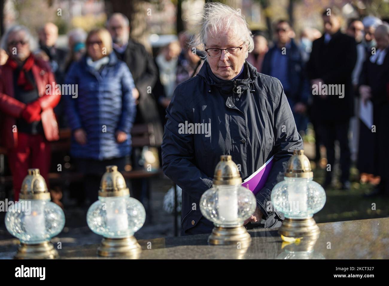 Die Leserin der anglikanischen Kirche Elizabeth Turek während der interreligiösen Zeremonie zum Gedenken an die Toten verschiedener Konfessionen ist auf dem Friedhof der verlorenen Friedhöfe in Danzig zu sehen, Polen am 1. November 2021 ist der Friedhof der verlorenen Friedhöfe ein Denkmal, das an die Nekropole erinnert, die in der Stadt nicht mehr existiert. Es ist den Bürgern von Danzig gewidmet, die einst auf einem der 27 Friedhöfe der Stadt begraben wurden, die entweder während des Zweiten Weltkriegs zerstört oder nach Kriegsende absichtlich mit Stierkampfarben ausgestattet wurden. (Foto von Michal Fludra/NurPhoto) Stockfoto