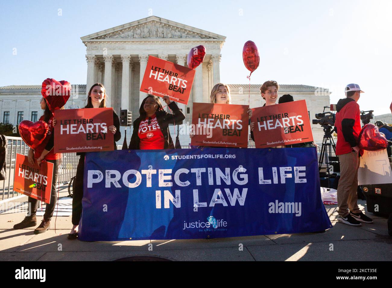 Zu den Gruppen, die Kundgebungen vor dem Obersten Gerichtshof abhalten, gehören Pro-Life-Demonstranten, während sie Argumente über das Abtreibungsverbot in Texas hören. In den Vereinigten Staaten von Amerika gegen Texas wird das Justizministerium argumentieren, dass das texanische Gesetz, das Abtreibungen nach 6 Wochen verbietet, verfassungswidrig ist. (Foto von Allison Bailey/NurPhoto) Stockfoto