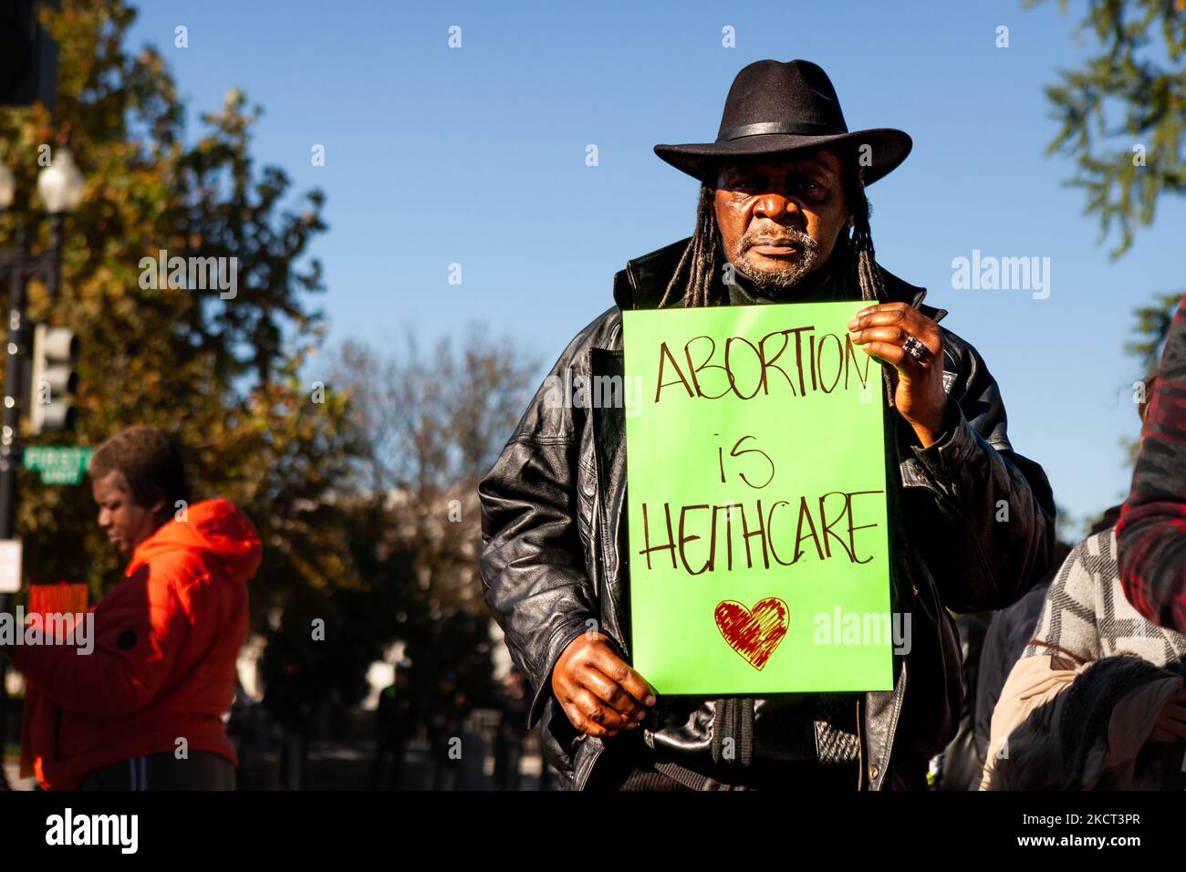 Ein Mann hält während einer Kundgebung vor dem Obersten Gerichtshof ein „Abtreibung ist Gesundheit“-Zeichen, während er Argumente über das Abtreibungsverbot in Texas hört. In den Vereinigten Staaten von Amerika gegen Texas wird das Justizministerium argumentieren, dass das texanische Gesetz, das Abtreibungen nach 6 Wochen verbietet, verfassungswidrig ist. (Foto von Allison Bailey/NurPhoto) Stockfoto