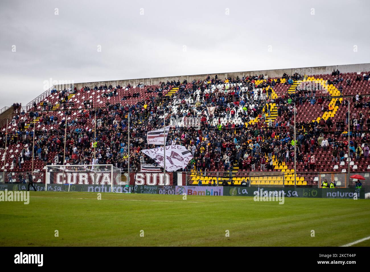 Tifoseria Reggina während der italienischen Fußball-Meisterschaft Liga BKT Reggina gegen Cittadella am 01. November 2021 im Stadio Oreste Granillo in Reggio Calabria, Italien (Foto von Valentina Giannettoni/LiveMedia/NurPhoto) Stockfoto