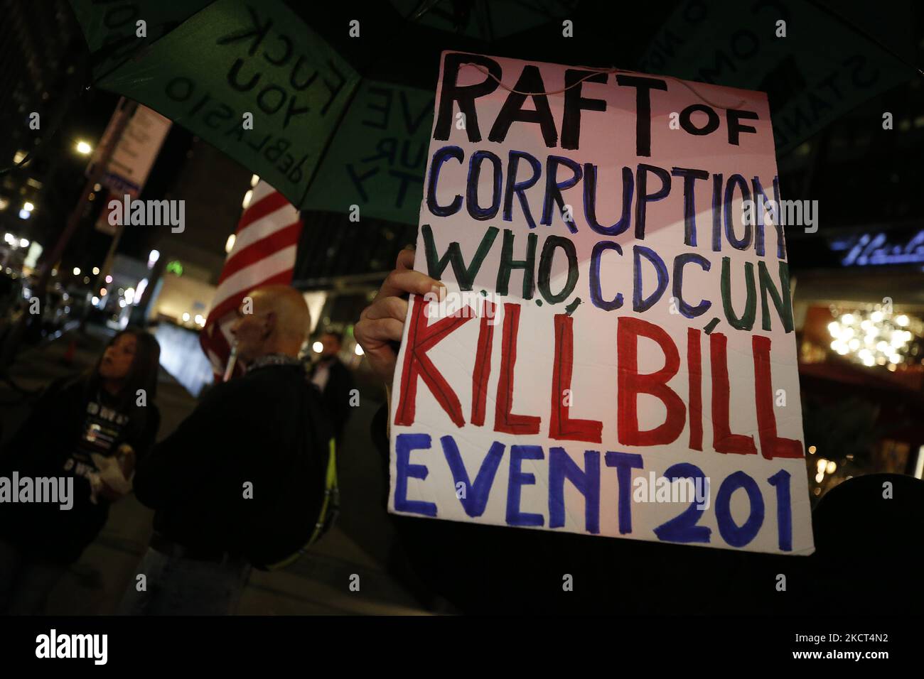 Demonstranten versammeln sich in der Nähe der Carnegie Hall mit Plakaten und Fahnen, um gegen die aktuelle Politik der US-Regierung und das Impfmandat des Bürgermeisters De Blasio am 1 2021. November in New York City, USA, zu protestieren. Demonstranten verhöhnten Vizepräsidentin Kamala Harris vor der Carnegie Hall, als sie anreiste, um den dreißigsten Jahrestag des National Action Network zu feiern (Foto von John Lamparski/NurPhoto) Stockfoto