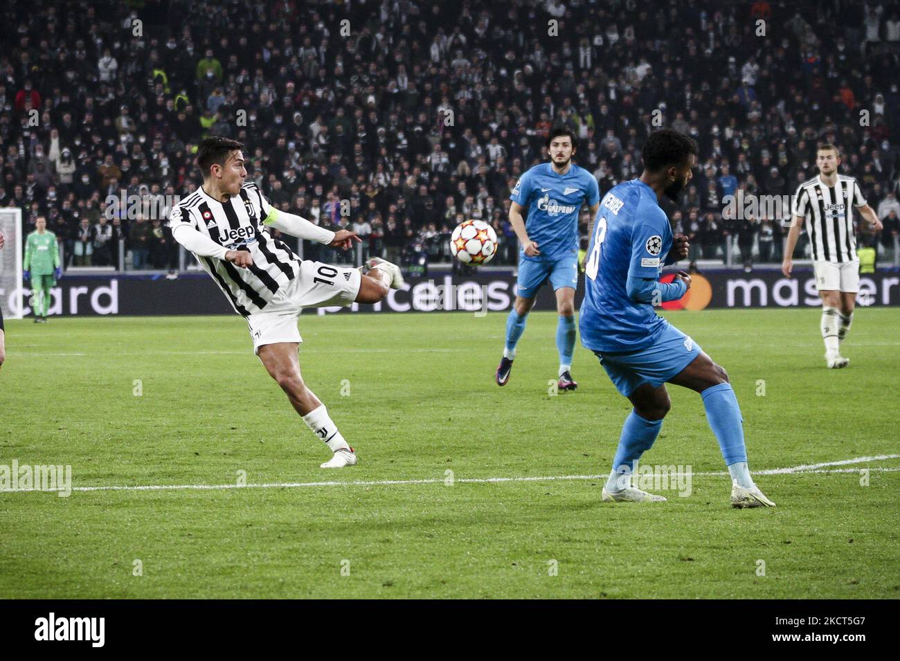 Juventus Forward Paulo Dybala (10) schießt den Ball während des UEFA Champions League Gruppenfußballspiels Nr.4 JUVENTUS - ZENIT am 02. November 2021 im Allianz Stadium in Turin, Piemont, Italien. (Foto von Matteo Bottanelli/NurPhoto) Stockfoto