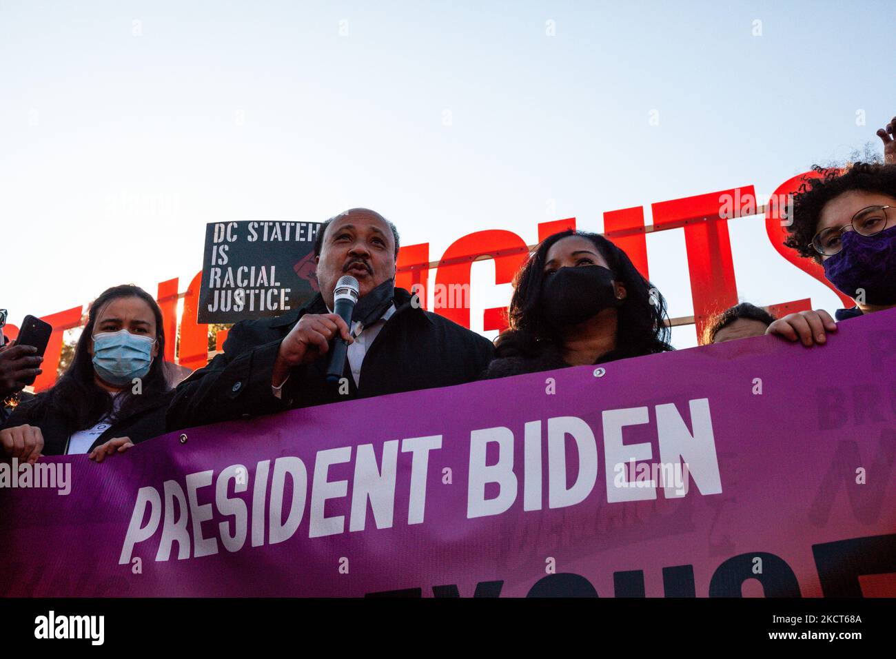 Martin Luther King III. Spricht bei einer Kundgebung vor einer zivilen Ungehorsam-Aktion im Weißen Haus. Die Demonstranten fordern, dass die Regierung Biden die Führung bei den Wahlrechten übernehmen und den Kongress unter Druck setzen, Gesetze zum Schutz des Wahlrechts zu verabschieden. Insbesondere wollen sie die Verabschiedung des Freedom to Vote Act und der DC-Staatlichkeit. (Foto von Allison Bailey/NurPhoto) Stockfoto
