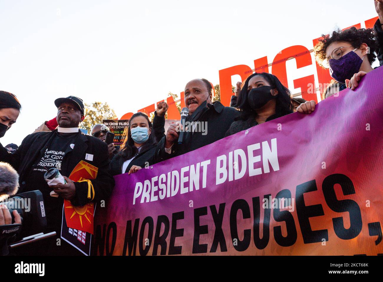 Martin Luther King III. Spricht bei einer Kundgebung vor einer zivilen Ungehorsam-Aktion im Weißen Haus. Die Demonstranten fordern, dass die Regierung Biden die Führung bei den Wahlrechten übernehmen und den Kongress unter Druck setzen, Gesetze zum Schutz des Wahlrechts zu verabschieden. Insbesondere wollen sie die Verabschiedung des Freedom to Vote Act und der DC-Staatlichkeit. (Foto von Allison Bailey/NurPhoto) Stockfoto