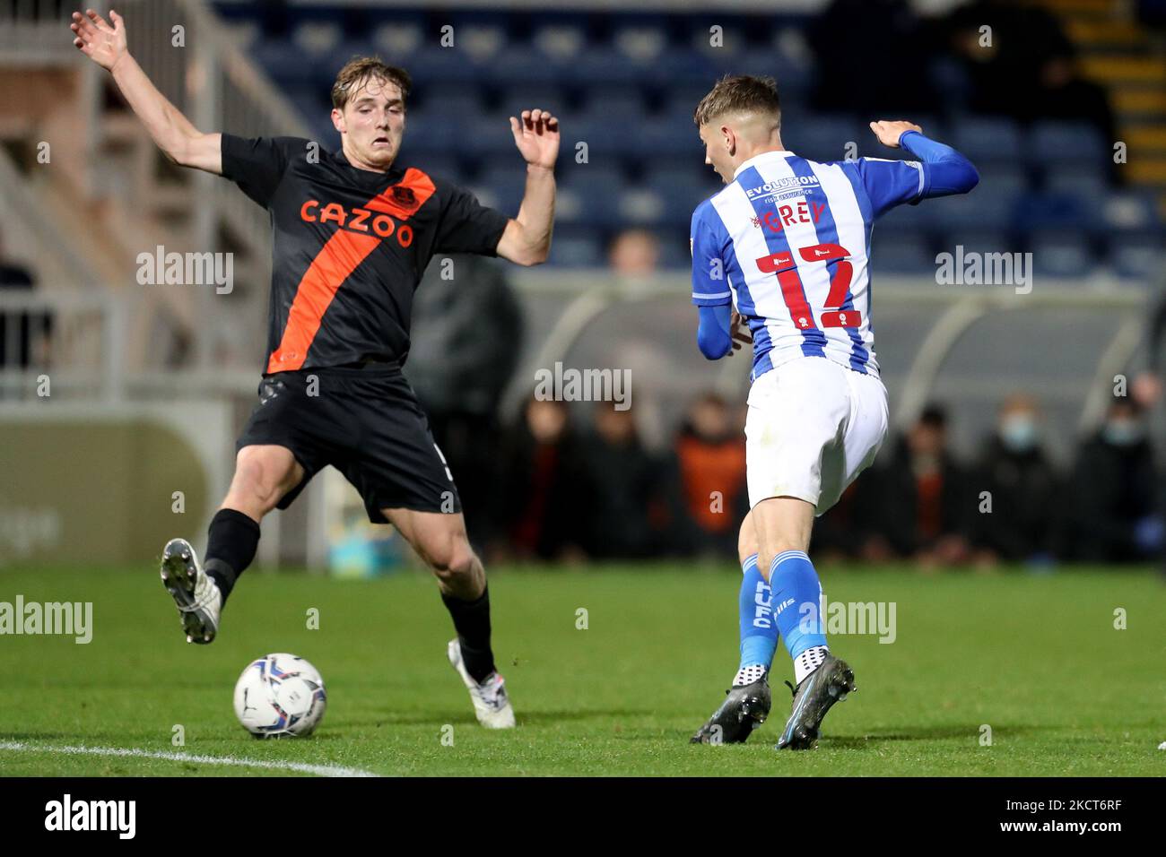 Joe Gray von Hartlepool United und Lewis Warrington von Everton während des Spiels der EFL Trophy zwischen Hartlepool United und Everton im Victoria Park, Hartlepool, am Dienstag, den 2.. November 2021. (Foto von Mark Fletcher/MI News/NurPhoto) Stockfoto