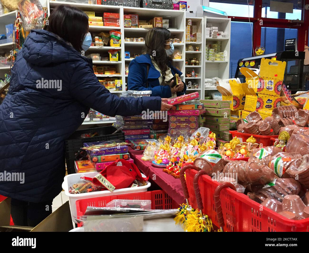 Frauen schauen sich dekorative Diyas (Tonlampen) in einem überfüllten Geschäft an, während Last-Minute-Käufer am 03. November 2021 Artikel für das Hindu-Festival von Diwali in Toronto, Ontario, Kanada, kaufen. (Foto von Creative Touch Imaging Ltd./NurPhoto) Stockfoto Frauen schauen sich dekorative Diyas (Tonlampen) in einem überfüllten Geschäft an, während Last-Minute-Käufer am 03. November 2021 Artikel für das Hindu-Festival von Diwali in Toronto, Ontario, Kanada, kaufen. (Foto von Creative Touch Imaging Ltd./NurPhoto) Stockfoto