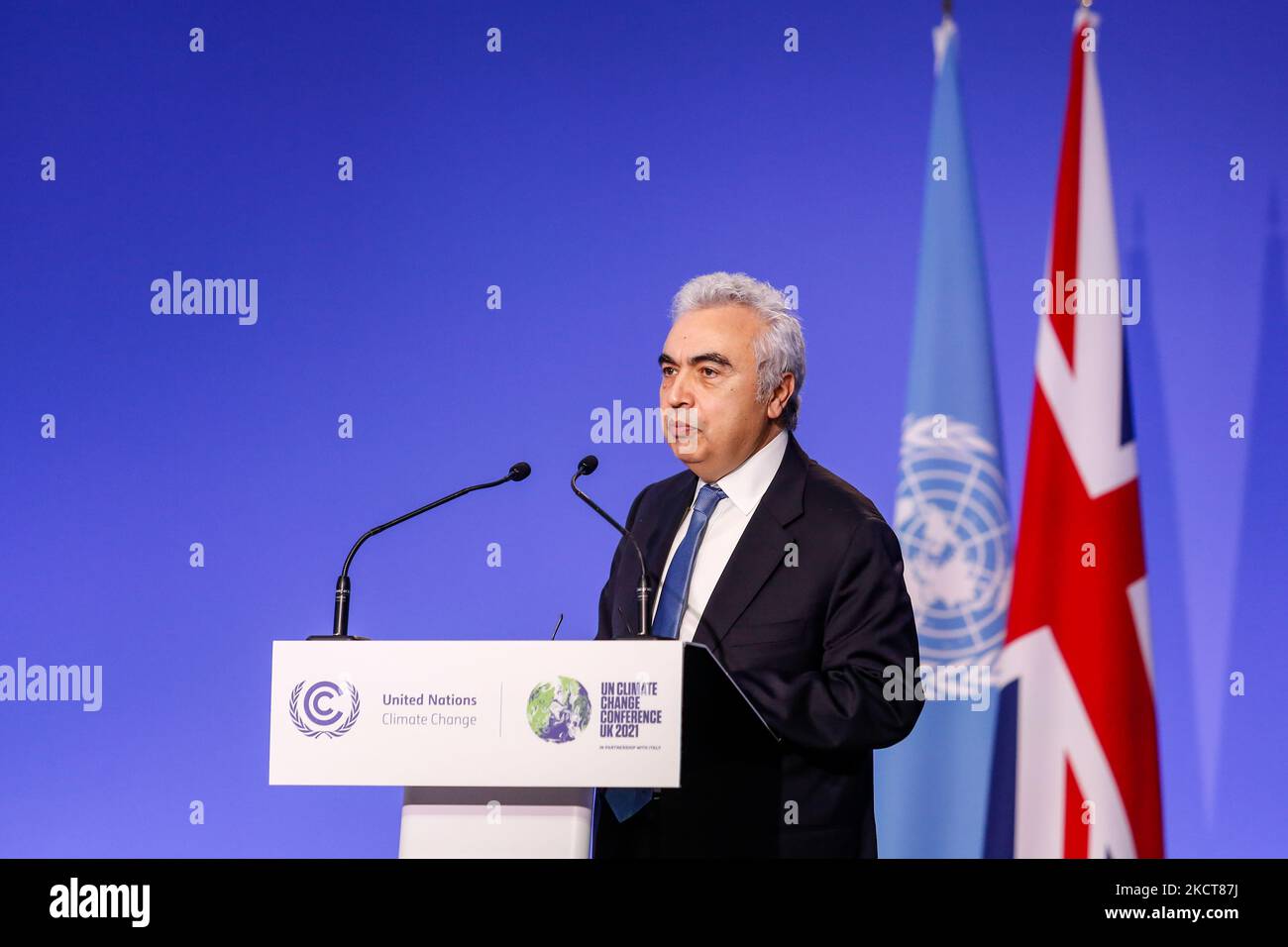 Fatih Birol, Executive Director der Internationalen Energieagentur, spricht während der letzten Sitzung des Kohlebündnisses während des fünften Tages der UN-Klimakonferenz COP26 2021, die von UNFCCC am 4. November COP26 im Scottish Event Campus in Glasgow, Schottland, abgehalten wurde. COP26, die vom 31. Oktober bis 12. November in Glasgow stattfindet, wird die bedeutendste Klimakonferenz seit dem Pariser Gipfel 2015 sein, da die Nationen voraussichtlich neue Treibhausgasemissionsziele festlegen werden, um die globale Erwärmung zu verlangsamen und andere wichtige Verpflichtungen zu festigen. (Foto von Dominika Zarzycka/ Stockfoto