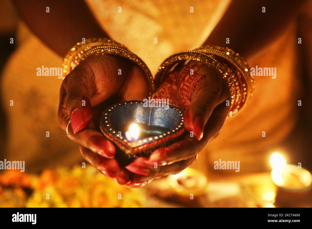 Hindu-Anhänger halten eine Diya (kleine Tonlampe) während des Festivals von Diwali in einem Hindu-Tempel in Toronto, Ontario, Kanada, am 04. November 2021. (Foto von Creative Touch Imaging Ltd./NurPhoto) Stockfoto Hindu-Anhänger halten eine Diya (kleine Tonlampe) während des Festivals von Diwali in einem Hindu-Tempel in Toronto, Ontario, Kanada, am 04. November 2021. (Foto von Creative Touch Imaging Ltd./NurPhoto) Stockfoto