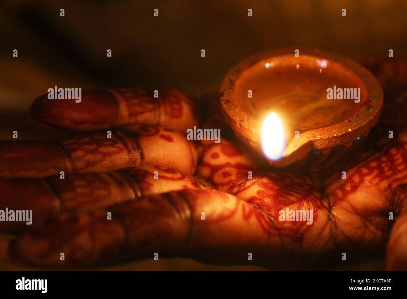 Hindu-Anhänger halten eine Diya (kleine Tonlampe), während sie zuhören, während Gebete während des Festivals von Diwali in einem Hindu-Tempel in Toronto, Ontario, Kanada, am 04. November 2021 rezitiert werden. (Foto von Creative Touch Imaging Ltd./NurPhoto) Stockfoto Hindu-Anhänger halten eine Diya (kleine Tonlampe), während sie zuhören, während Gebete während des Festivals von Diwali in einem Hindu-Tempel in Toronto, Ontario, Kanada, am 04. November 2021 rezitiert werden. (Foto von Creative Touch Imaging Ltd./NurPhoto) Stockfoto