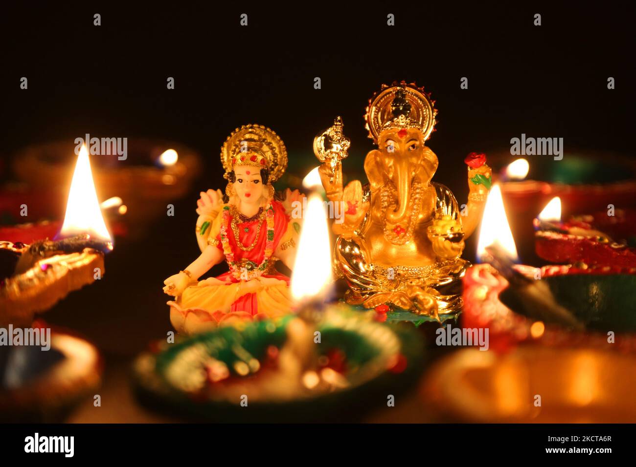Diyas (kleine Tonlampen) umgeben Idole von Göttin Lakshmi (Göttin Laxmi) und Lord Ganesh während des Festivals von Diwali in einem Hindu-Tempel in Toronto, Ontario, Kanada, am 04. November 2021. (Foto von Creative Touch Imaging Ltd./NurPhoto) Stockfoto Diyas (kleine Tonlampen) umgeben Idole von Göttin Lakshmi (Göttin Laxmi) und Lord Ganesh während des Festivals von Diwali in einem Hindu-Tempel in Toronto, Ontario, Kanada, am 04. November 2021. (Foto von Creative Touch Imaging Ltd./NurPhoto) Stockfoto