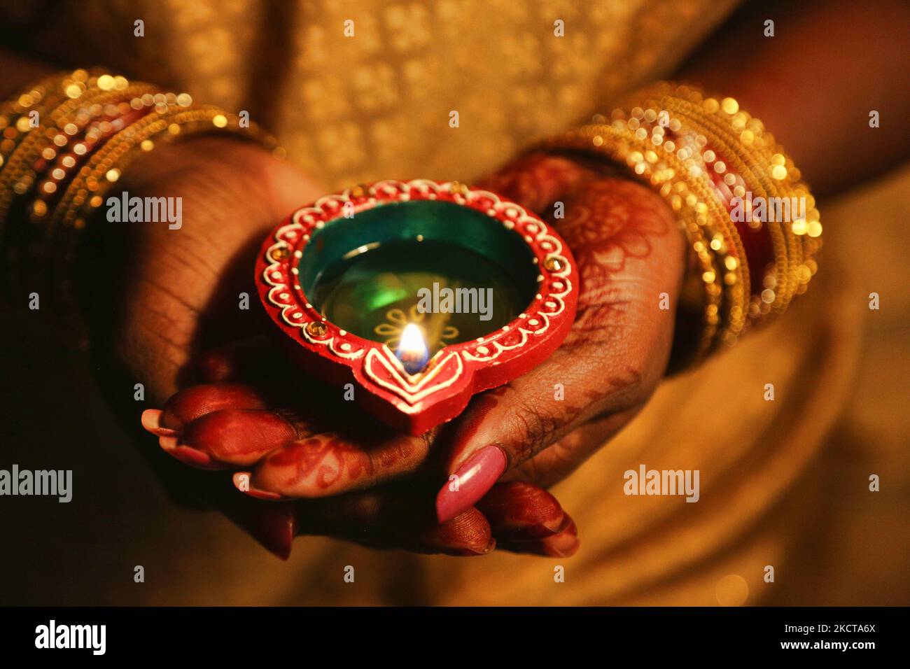 Hindu-Anhänger halten eine Diya (kleine Tonlampe), während sie zuhören, während Gebete während des Festivals von Diwali in einem Hindu-Tempel in Toronto, Ontario, Kanada, am 04. November 2021 rezitiert werden. (Foto von Creative Touch Imaging Ltd./NurPhoto) Stockfoto Hindu-Anhänger halten eine Diya (kleine Tonlampe), während sie zuhören, während Gebete während des Festivals von Diwali in einem Hindu-Tempel in Toronto, Ontario, Kanada, am 04. November 2021 rezitiert werden. (Foto von Creative Touch Imaging Ltd./NurPhoto) Stockfoto