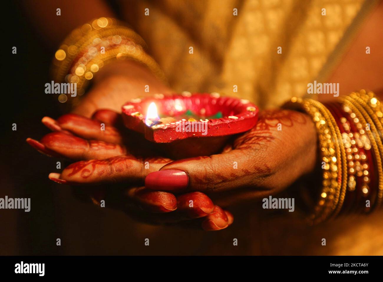 Hindu-Anhänger halten eine Diya (kleine Tonlampe), während sie zuhören, während Gebete während des Festivals von Diwali in einem Hindu-Tempel in Toronto, Ontario, Kanada, am 04. November 2021 rezitiert werden. (Foto von Creative Touch Imaging Ltd./NurPhoto) Stockfoto Hindu-Anhänger halten eine Diya (kleine Tonlampe), während sie zuhören, während Gebete während des Festivals von Diwali in einem Hindu-Tempel in Toronto, Ontario, Kanada, am 04. November 2021 rezitiert werden. (Foto von Creative Touch Imaging Ltd./NurPhoto) Stockfoto