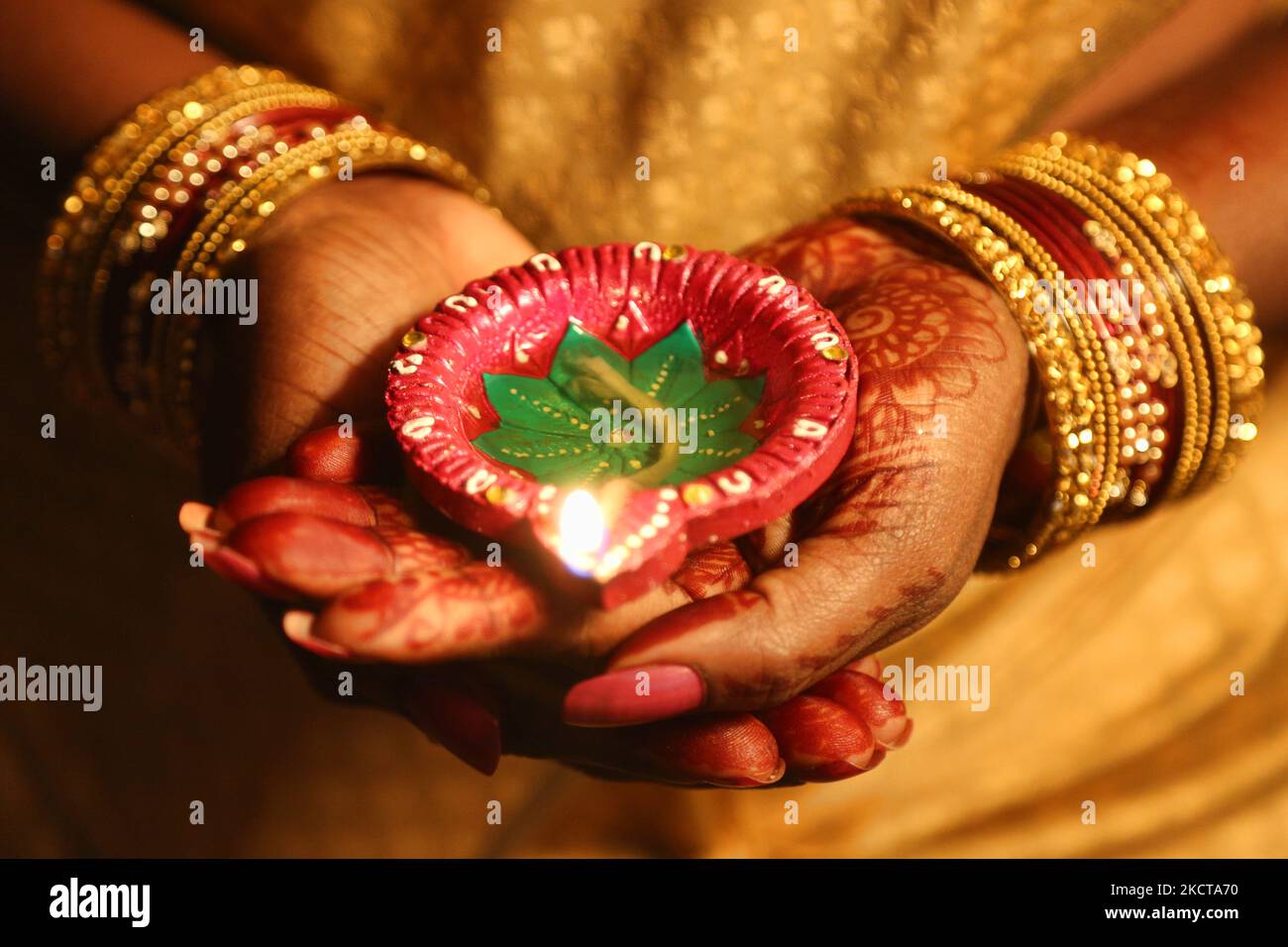 Hindu-Anhänger halten eine Diya (kleine Tonlampe), während sie zuhören, während Gebete während des Festivals von Diwali in einem Hindu-Tempel in Toronto, Ontario, Kanada, am 04. November 2021 rezitiert werden. (Foto von Creative Touch Imaging Ltd./NurPhoto) Stockfoto Hindu-Anhänger halten eine Diya (kleine Tonlampe), während sie zuhören, während Gebete während des Festivals von Diwali in einem Hindu-Tempel in Toronto, Ontario, Kanada, am 04. November 2021 rezitiert werden. (Foto von Creative Touch Imaging Ltd./NurPhoto) Stockfoto