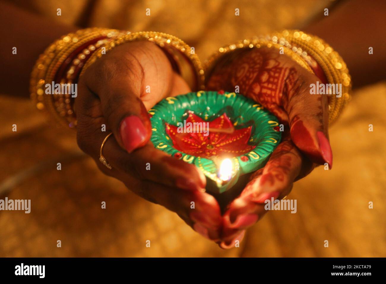 Hindu-Anhänger halten eine Diya (kleine Tonlampe), während sie zuhören, während Gebete während des Festivals von Diwali in einem Hindu-Tempel in Toronto, Ontario, Kanada, am 04. November 2021 rezitiert werden. (Foto von Creative Touch Imaging Ltd./NurPhoto) Stockfoto Hindu-Anhänger halten eine Diya (kleine Tonlampe), während sie zuhören, während Gebete während des Festivals von Diwali in einem Hindu-Tempel in Toronto, Ontario, Kanada, am 04. November 2021 rezitiert werden. (Foto von Creative Touch Imaging Ltd./NurPhoto) Stockfoto