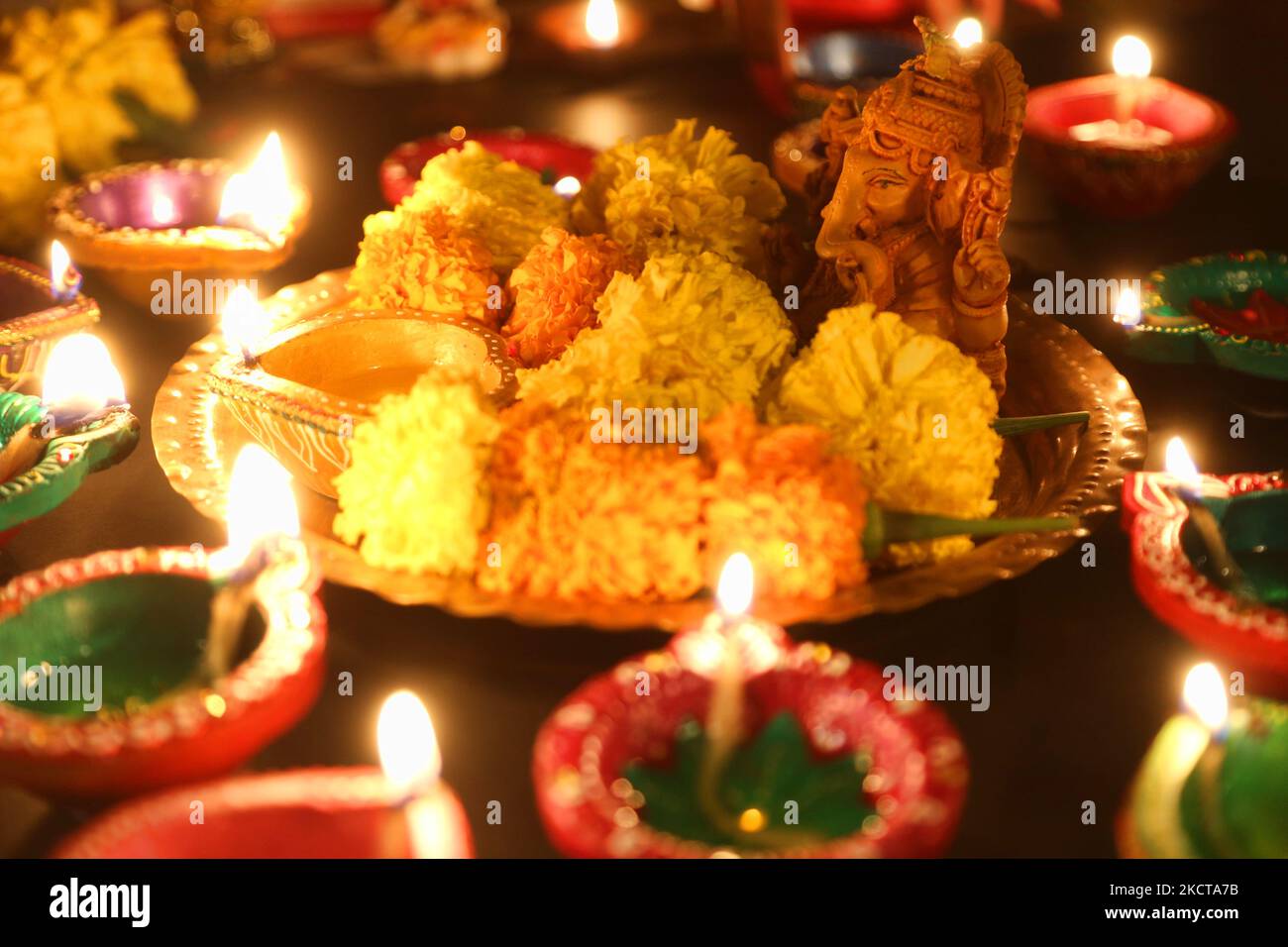 Diyas (kleine Tonlampen) umgeben ein Idol von Lord Ganesh während des Festivals von Diwali in einem Hindu-Tempel in Toronto, Ontario, Kanada, am 04. November 2021. (Foto von Creative Touch Imaging Ltd./NurPhoto) Stockfoto Diyas (kleine Tonlampen) umgeben ein Idol von Lord Ganesh während des Festivals von Diwali in einem Hindu-Tempel in Toronto, Ontario, Kanada, am 04. November 2021. (Foto von Creative Touch Imaging Ltd./NurPhoto) Stockfoto